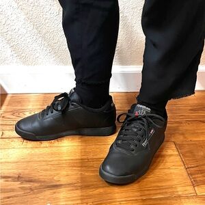 Black Reebok Classics 6.5 super trendy